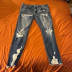 American Eagle Super Stretch Jegging Skinny Jeans ripped knees size 10. MidRise